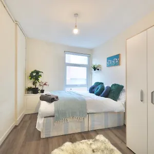 Apartment Curve, London