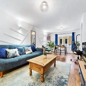 Apartment Quirky Canary 2bed, Free Parking, Smart Tv & Games, London